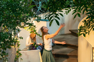 Foto von Performance Die Nymphe tanzt im Botanischen Garten Graz 2020. Foto: Robert Frankl